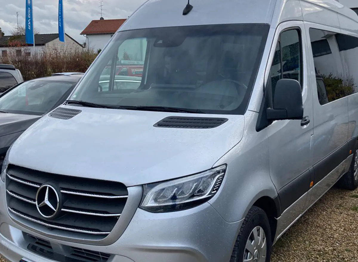 Side-by-side visual comparison graphic of 9-seater Sprinter and 8-seater V-Class dimensions and cargo space